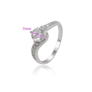 Elegants gredzens ar baltiem cirkoniem un rodija pārklājumu